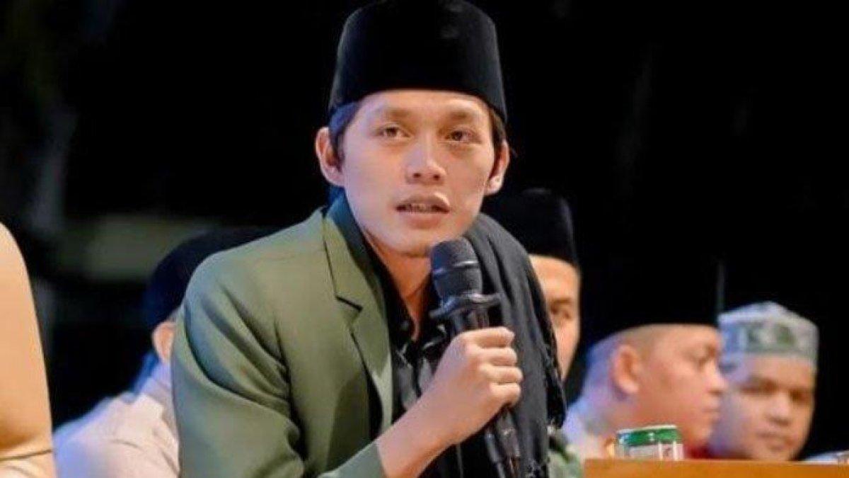 Gus Iqdam anak bungsu dari KH Kholid dan HJ Lanratul Farida.