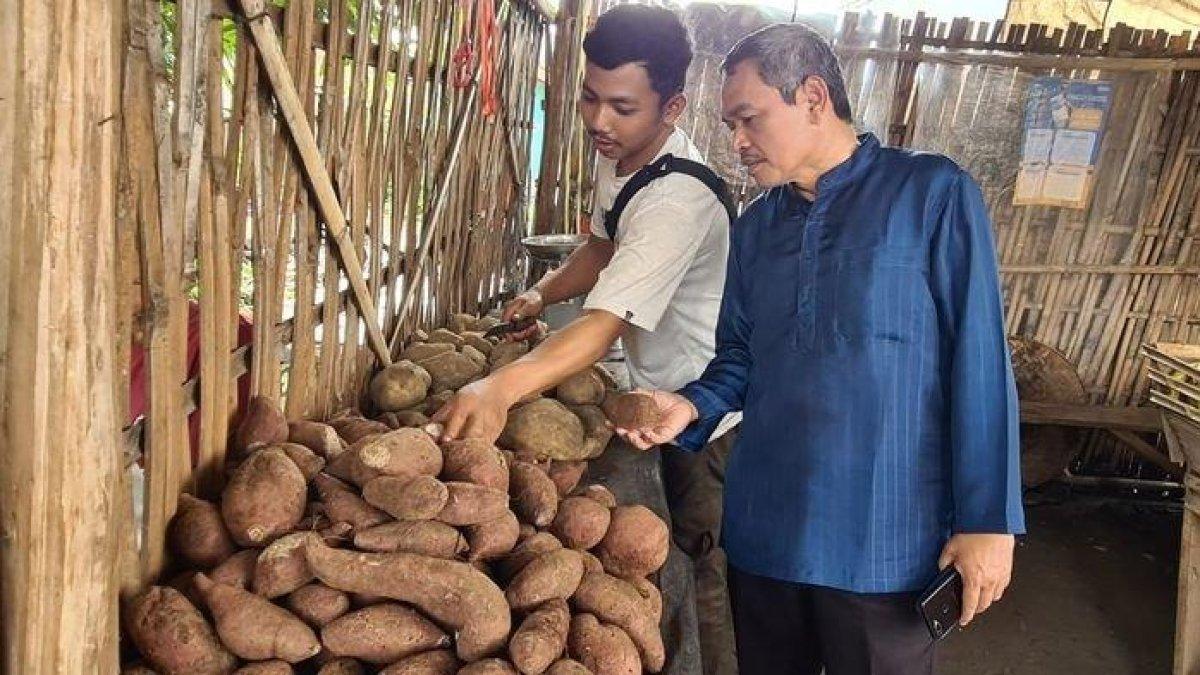 H Satori, anggota DPR RI Dapil VIII Cirebon-Indramayu saat sedang berinteraksi dengan masyarakat