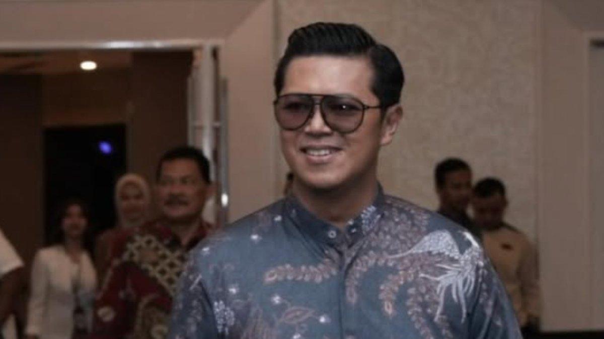 HENDY SETIONO - Bos Kebab Turki Baba Rafi, Hendi Setiono, di Economic Outlook 2024 di Balikpapan. Hendy Setiono tengah disorot setelah namanya dikaitkan dengan curhatan Okin, mantan suami Rachel Vennya, yang menjadi korban penipuan. hingga menjadi trending topic di platform X, Sabtu (15/2/2025) malam.