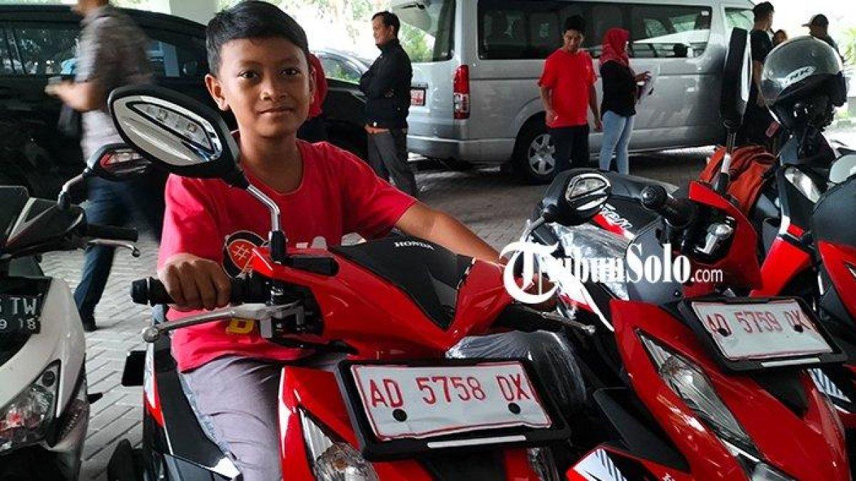 Haikal Subastian Alfaro saat mencoba sepeda motor Honda Beat Doorprize Jalan sehat HUT DPRD Boyolali, Kamis (4/1/2024)