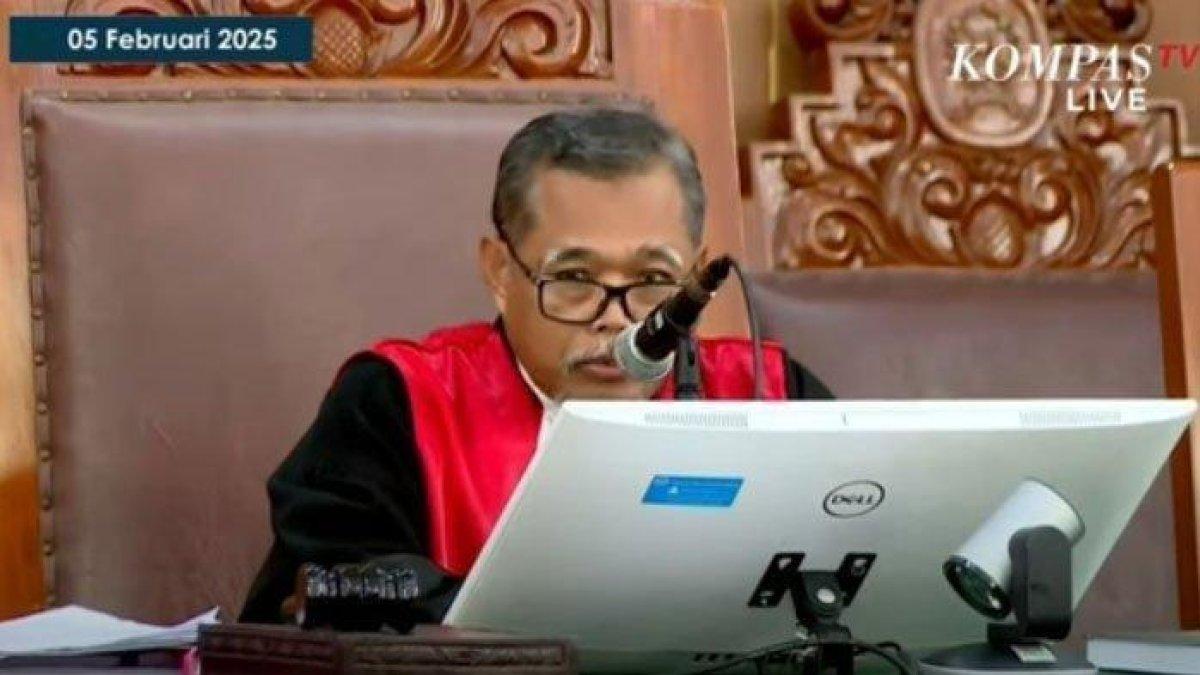 KINI JADI TERSANGKA. Hakim Djuyamto memimpin sidang praperadilan Hasto Kristiyanto Vs KPK di PN Jakarta Selatan pada Rabu (5/2/2025).