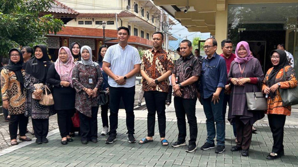INFO KLATEN - Bupati-Wabup Klaten Hamenang Wajar Ismoyo dan Benny Indra Ardhianto bersama Ketua FKUB Klaten Syamsuddin Asyrofi, usai jalani salat jumat di Masjid Nur Azizah, Kompleks Kantor Pemerintah Kabupaten (Pemkab) Klaten, Jumat (21/2/2025).
