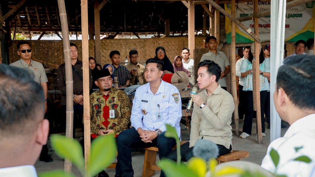 GIBRAN KE KLATEN - Bupati Klaten Hamenang Wajar Ismoyo mendampingi Wapres Gibran Rakabuming Raka saat meninjau Sentra Lurik yang berada di Desa Mlese, Kecamatan Cawas, Klaten, Rabu (9/7/2025).m.
