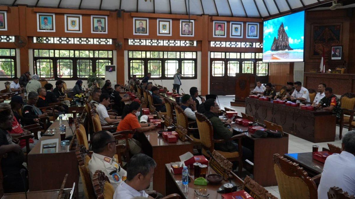 DEMO TPA TROKETON - Bupati Klaten Hamenang Wajar Ismoyo bersama jajaran Forkopimda Klaten dengan audiensi di Gedung Rapat Paripurna DPRD Klaten, pada Rabu (14/5/2025).