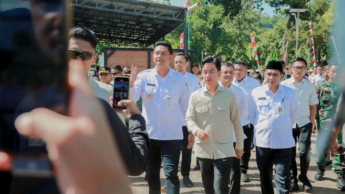 GIBRAN KE KLATEN - Bupati Klaten Hamenang Wajar Ismoyo mendampingi Wapres Gibran Rakabuming Raka saat meninjau Sentra Lurik yang berada di Desa Mlese, Kecamatan Cawas, Klaten, Rabu (9/7/2025).