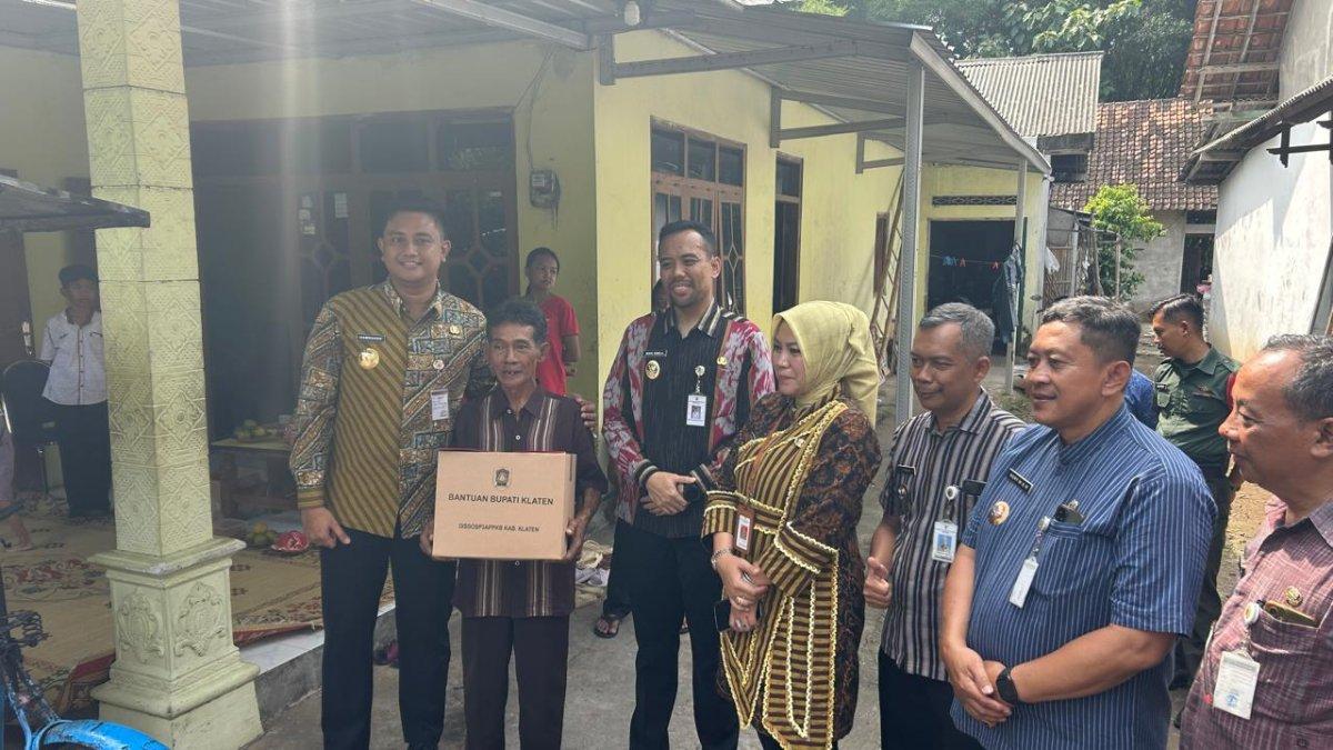BANTUAN BUPATI - Bupati Klaten Hamenang Wajar Ismoyo dan Wakil Bupati Benny Indra Ardhianto menyerahkan bantuan kepada Sahir, korban kebakaran yang melahap gerobak pempek, Kamis (15/5/2025).