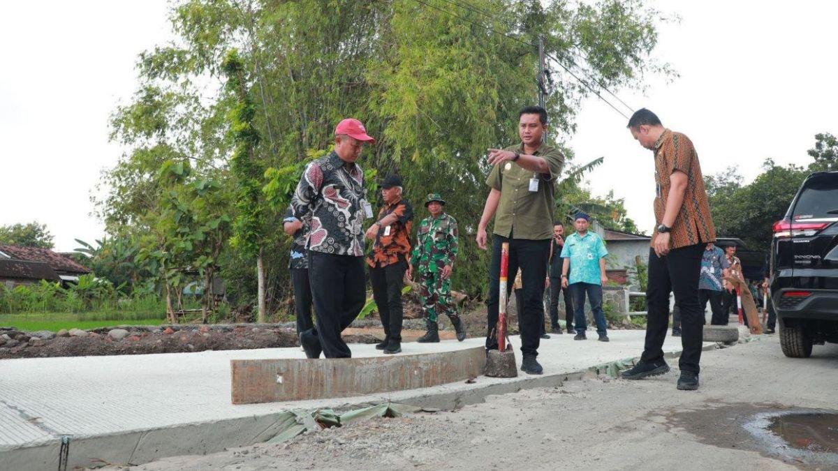 INFO KLATEN - Bupati Klaten Hamenang Wajar Ismoyo dan Wabup Klaten Benny Indra Ardhianto sidak perbaikan jalan, di wilayah Kecamatan Wonosari, Klaten, Jumat (7/3/2025).