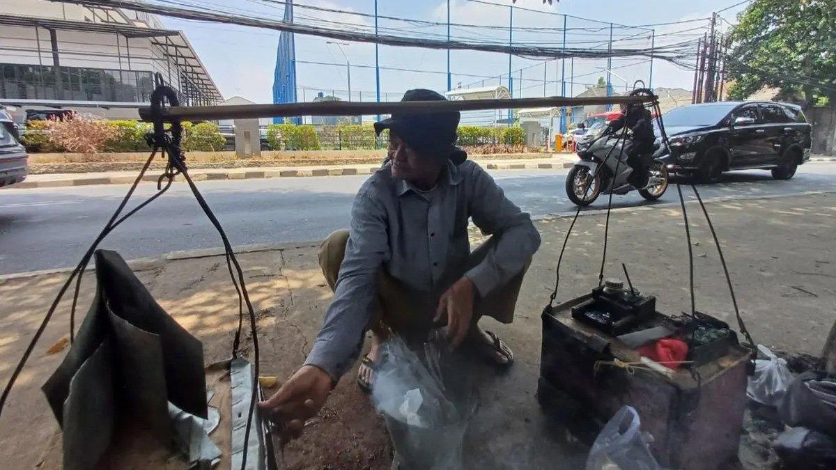 Hamid, seorang tukang patri yang sudah berusia 78 tahun.