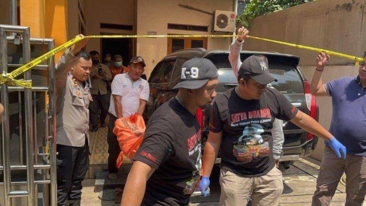 Hamka ditemukan sudah tewas membusuk bersama bayinya