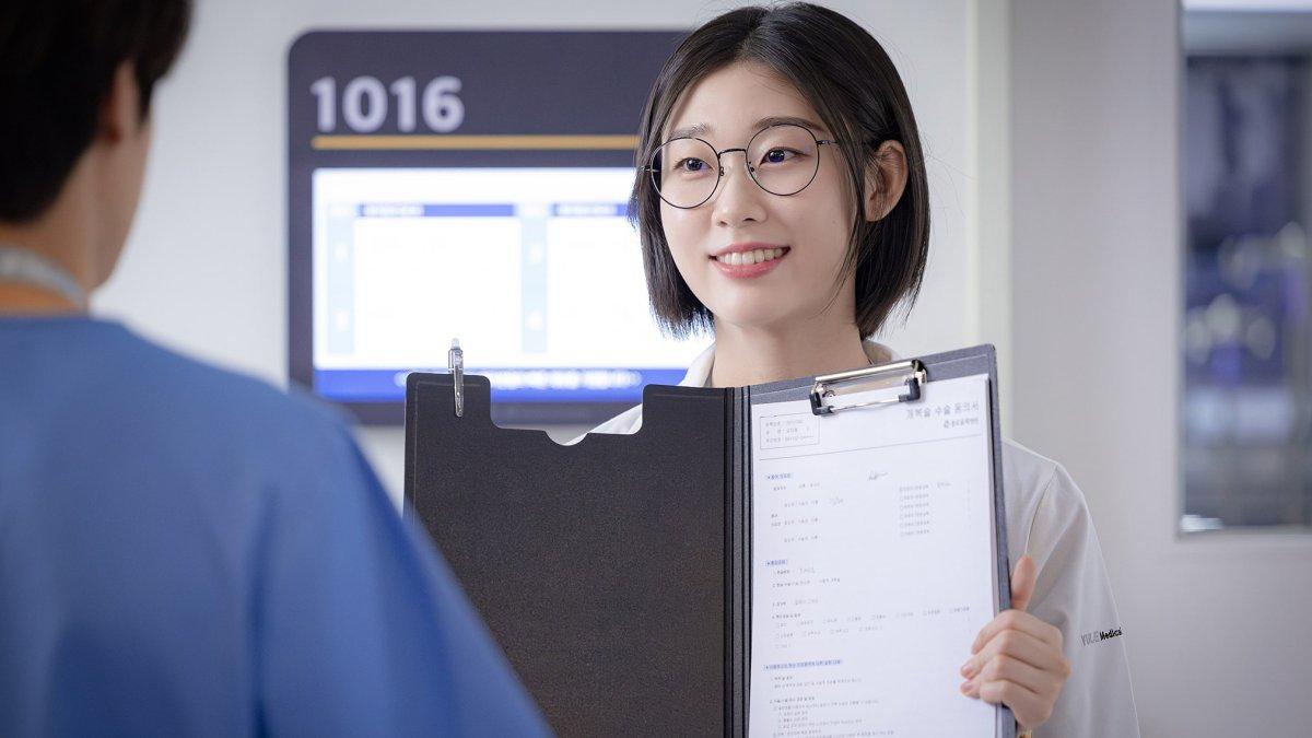 Han Ye Jin memerankan karakter Kim Sa Bi dalam drakor Resident Playbook.