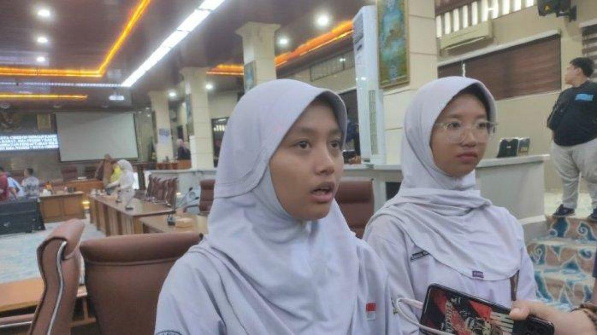 SOSOK HANIFAH - Salah satu siswi kelas XII IPS 1 SMAN 7 Cirebon, Hanifah saat membahas PDSS, Sabtu (8/2/2025). Hanifah berani bongkar dugaan pungli di sekolah