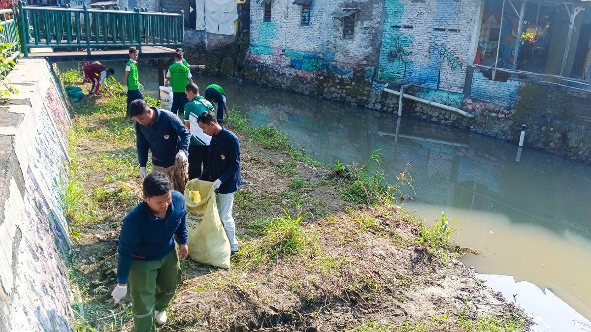 HARI LINGKUNGAN HIDUP - Memperingati Hari Lingkungan Hidup Sedunia, DLH Klaten menggelar aksi bersih-bersih lingkungan di tiga titik wilayah Kabupaten Klaten.