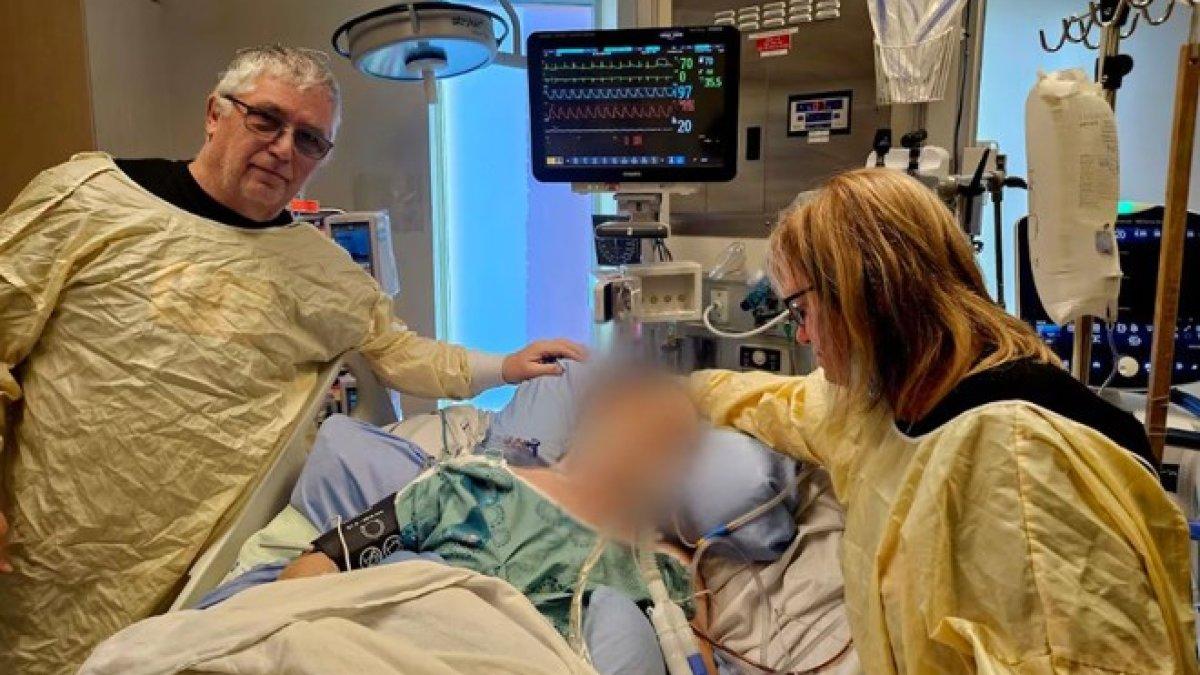 Heather dan suami bersama pria yang mereka kira putra mereka.