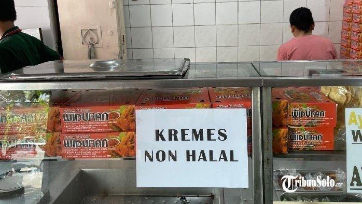 AYAM GORENG NONBABI - Suasana di Ayam Goreng Widuran Jalan Sutan Syahrir, Kepatihan Kulon, Jebres, Solo, Sabtu (24/5/2025). Heboh di media sosial Ayam Goreng Widuran di Kota Solo ternyata dimasak dengan bahan yang tidak halal. Karyawan ungkap alasan restoran baru beri keterangan nonhalal, Kemenag buka suara.