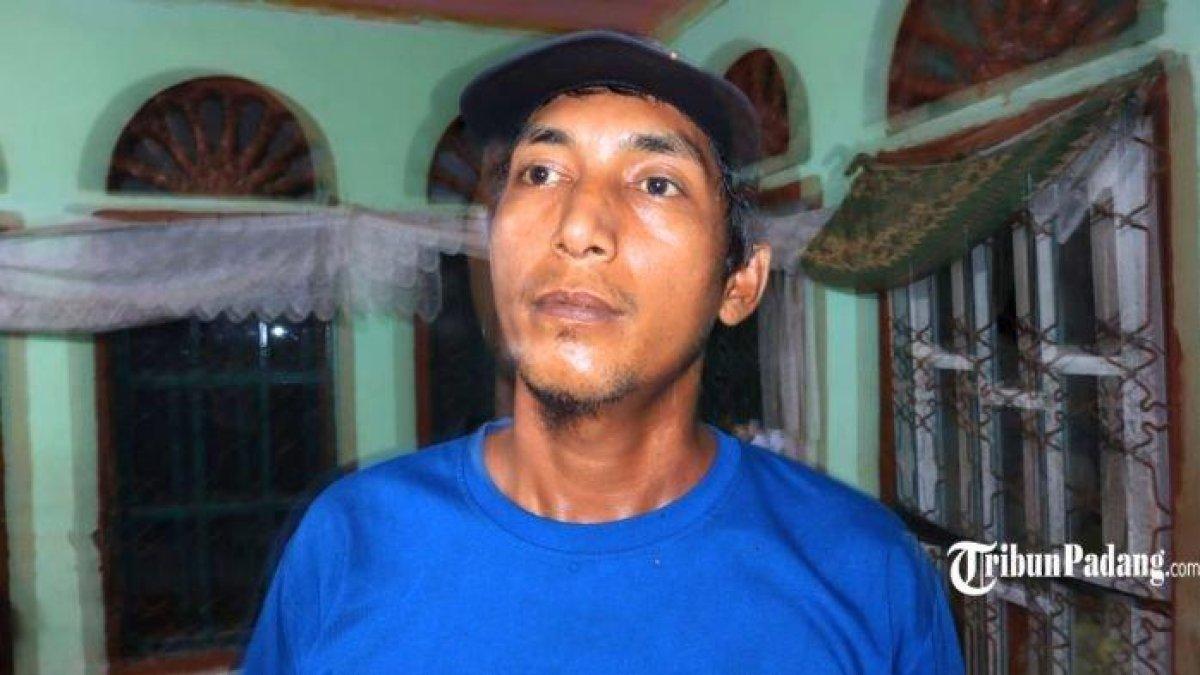 Hendi (38), orang tua Adnan, bayi laki-laki di Sumbar yang beberapa hari ini viral karena disebut-sebut mengandung seorang bayi.