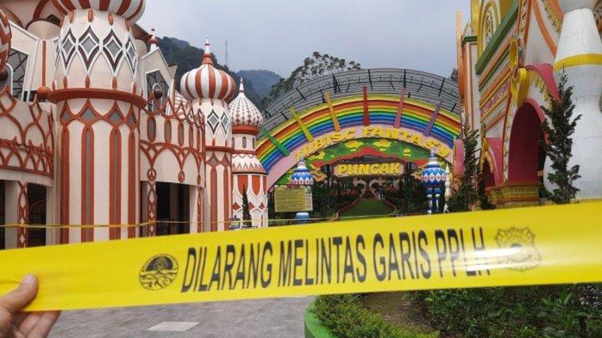 WISATA PUNCAK -- Wisata rekreasi Hibisc Fantasy Puncak Bogor, Jawa Barat, disegel dan akan dibongkar, Kamis (6/3/2025). Hal ini dilakukan menyusul temuan pelanggaran lingkungan dan izin operasional.