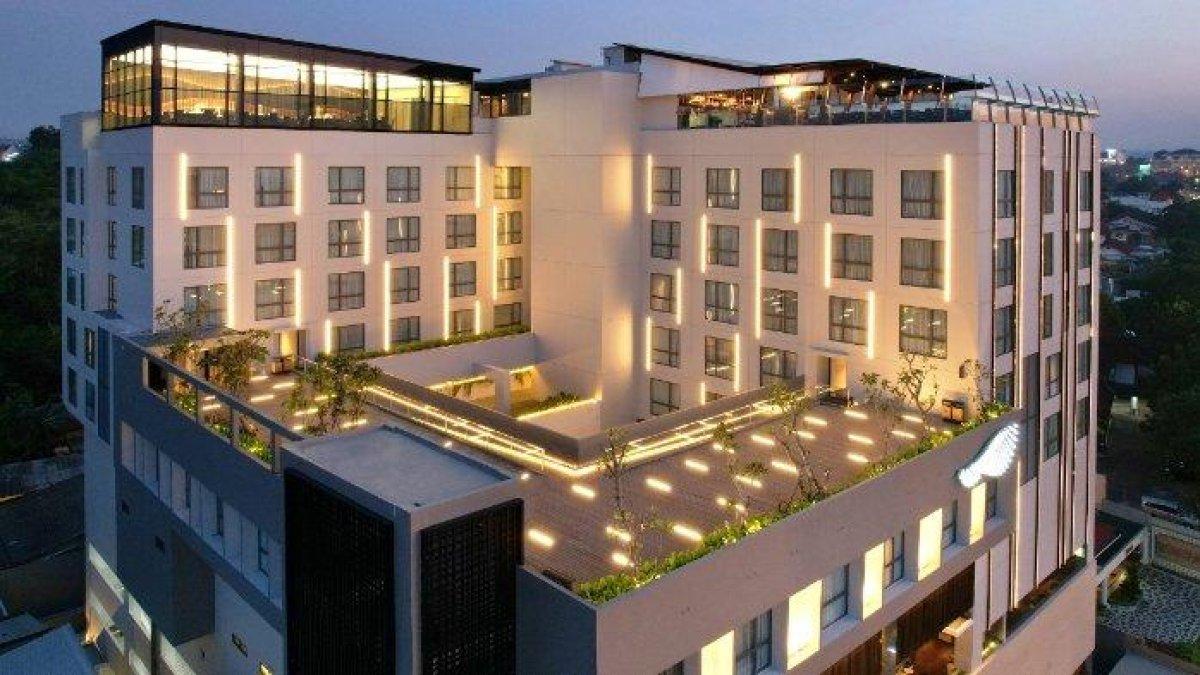 Hotel Aruss merupakan hotel bintang empat yang terletak di Kota Semarang, Jawa Tengah.