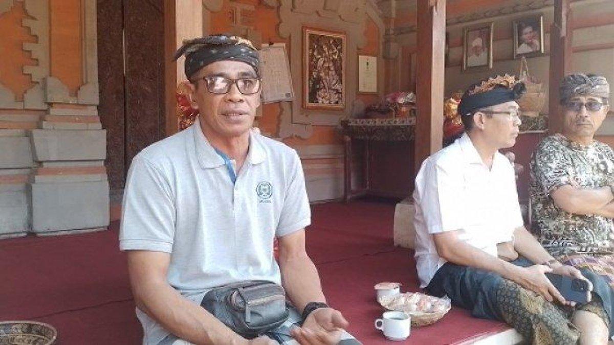 I Made Suarsa ayah dari korban putusnya tali lift di Ayu Terra Resort Ubud, I Wayan Aries Setiawan (20) saat ditemui di rumahnya yang berlokasi di Banjar Abiansemal, Desa Lodtunduh, Ubud pada Sabtu 2 September 2023, masih terlihat berduka, matanya sembab dan sesekali air matanya membasahi pipinya.