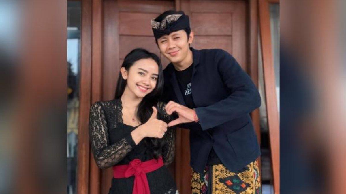 I Putu Bahagiana bersama sang istri, Ayu Puspa, konten kreator yang viral karena Kim Seon Ho Smile Challenge.
