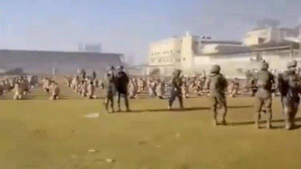 IDF merilis video menangkap warga Palestina dan dikumpulkan di sebuah tempat bermain di Gaza Utara. IDF bahkan melucuti pakaian para sandera.