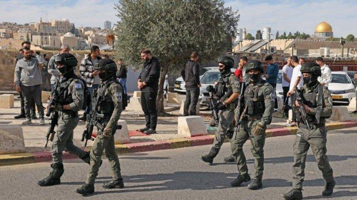 Pasukan keamanan Israel berpatroli saat Muslim Palestina bersiap untuk melaksanakan salat Jumat di sepanjang jalan di lingkungan Ras al-Amud di Yerusalem timur, pada 8 Desember 2023