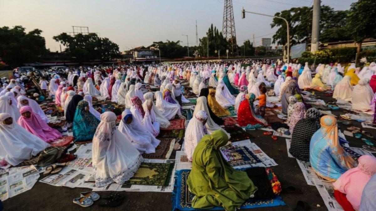 IDUL ADHA 2025 - Umat muslim melaksanakan salat Idul Adha 1438 Hijriyah di kawasan Pasar Senen, Jakarta Pusat, Jumat (1/9/2017).