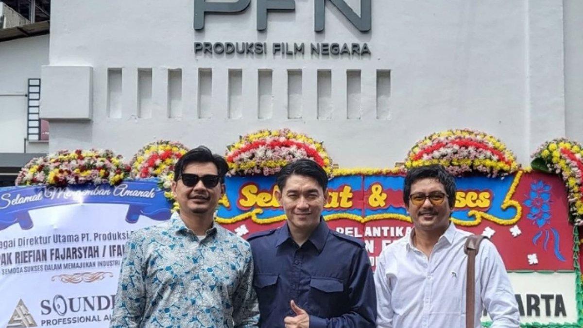 IFAN SEVENTEEN DIRUT PFN,- Pelantikan Ifan Seventeen menjadi direktur utama PT Produksi Film Nasiona tuai pro dan kontra, aktor Fedi Nuril sindir Prabowo Subianto. Dalam unggahan Instagram Story, iVolks Creative membagikan foto bersama Ifan Seventeen dengan latar belakang karangan bunga ucapan selamat telah ditunjuk sebagai Direktur Utama PT Produksi Film Negara (PFN).