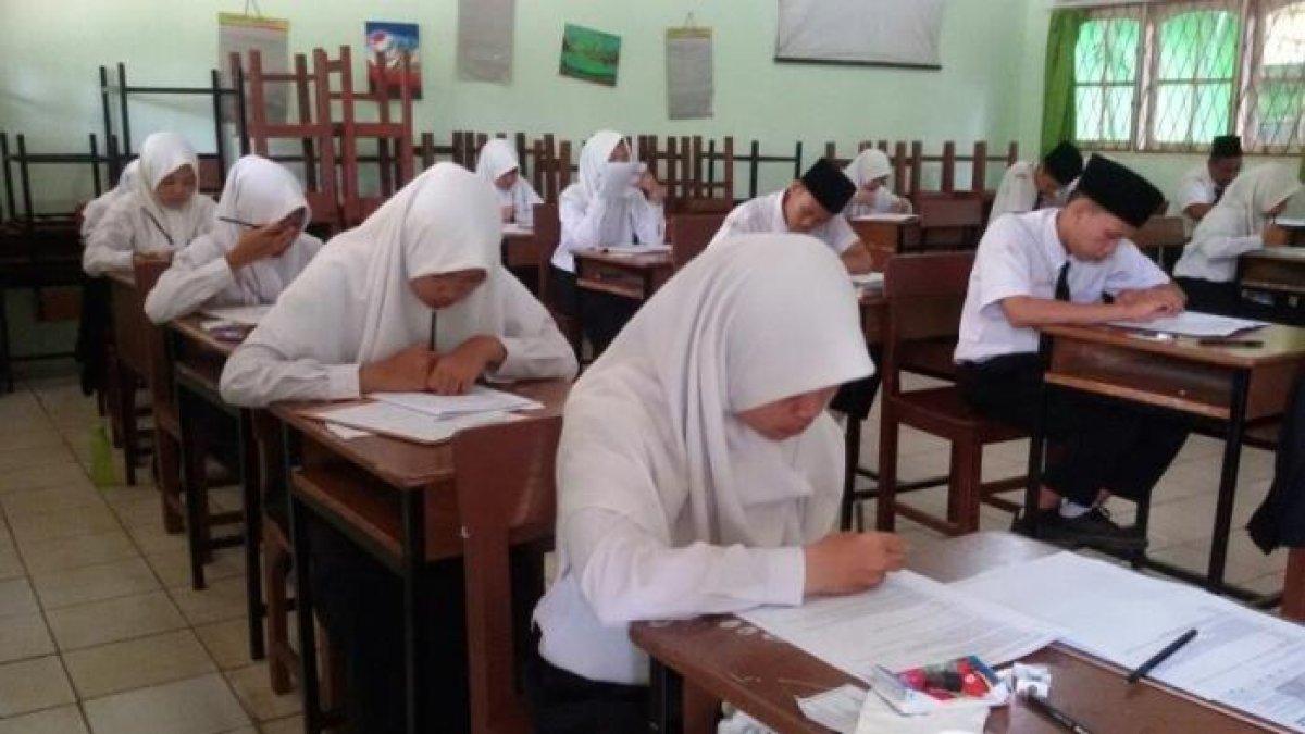 ILUSTRASI SISWA MADRASAH - Suasana ujian akhir nasional di MAN 3 Palembang, Senin (14/3/2016).