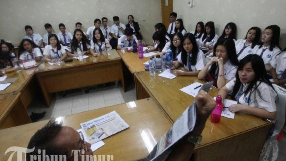 ILUSTRASI SISWA SMA - Sejumlah siswa Sekolah Menengah Atas (SMA) Dian Harapan (SDH) Makassar bertandang kekantor Tribun Timur, Jl Cenderawasih, Makassar, Rabu (24/5/2016). Berikut cara prapendaftaran SPMB Jakarta Pusat, Jakarta Selatan, dan seluruh DKI Jakarta, dibuka 19 Mei 2025.