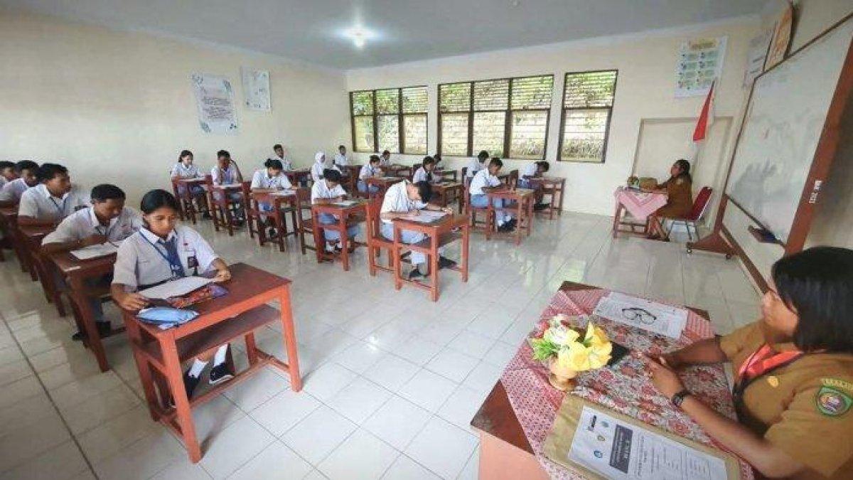 ILUSTRASI SISWA SMA - Suasana ujian sekolah di SMA Negeri 6 Ambon, Desa Amahusu, Kecamatan Nusaniwe, Kota Ambon, Rabu (12/3/2025).