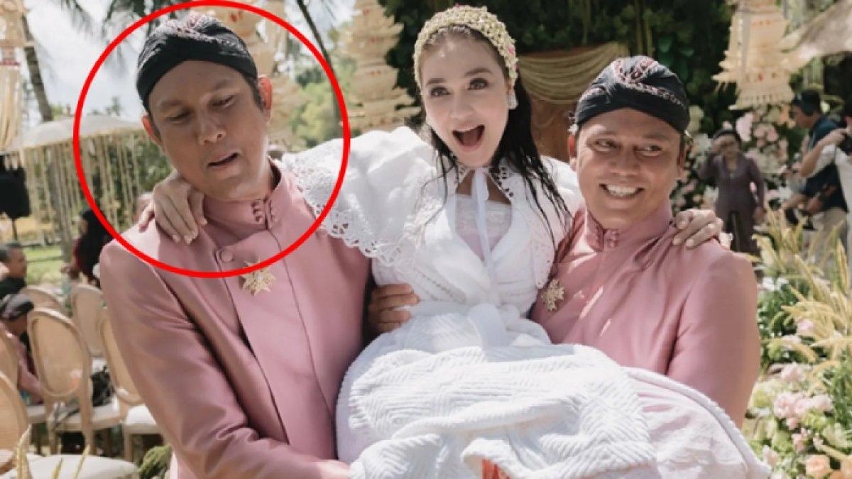 ISMAEL DULLY - Ismael Dully dan Tipi Jabrik di momen sungkeman pernikahan Luna Maya dan Maxime Bouttier.