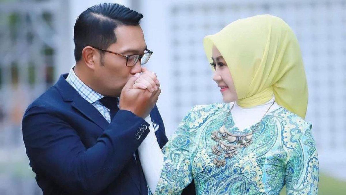 ISU RIDWAN KAMIL,- Momen mesra Ridwan Kamil dan Atalia Praratya yang diunggah di Instagram Ridwan Kamil. Curhatan dari model Lisa Mariana terkait nasibnya yang sering dibanding-bandingkan dengan Atalia Praratya, istri Ridwan Kamil. Kiprah, prestasi, dan aset Ridwan Kamil yang kini tengah diisukan telah membiayai kehidupan Lisa Mariana selama berbadan dua.