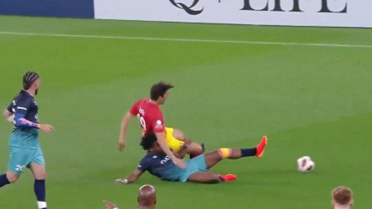 IShowSpeed melakukan tekel sangat berbahaya kepada legenda AC Milan, Ricardo Kaka.