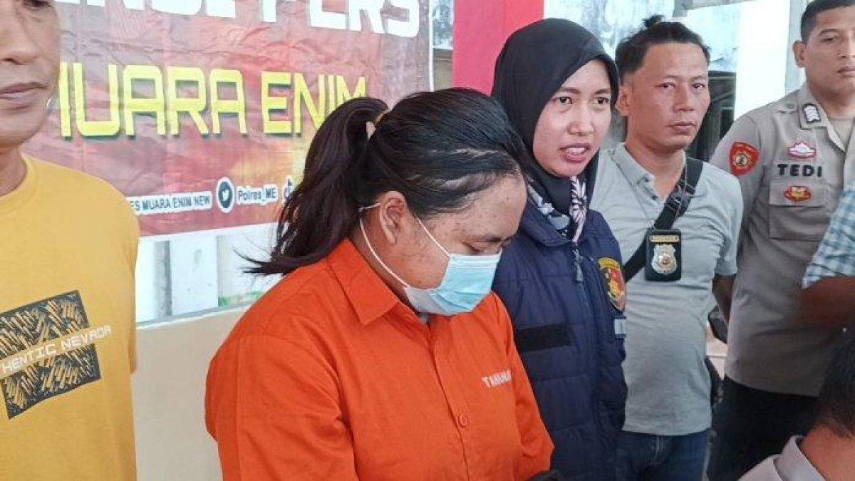 ARISAN ONLINE - Tergiur untung besar, seorang Ibu Rumah Tangga (IRT) Octa Cahyu Pradini (23), warga Perumahan King Regency Blok B10 Muara Enim, berhasil mengelabui puluhan korbannya dengan modus arisan online yang menyebabkan kerugian ratusan juta. Kelakuan tersangka ini, terungkap setelah salah satu korban melaporkan kejadian yang dialaminya ke Polsek Lawang Kidul dan langsung dilakukan pengejaran serta diamankan di Batam ketika sedang dalam pelarian.