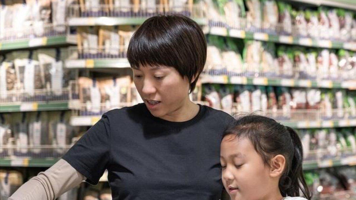 Ibu dan anak di swalayan