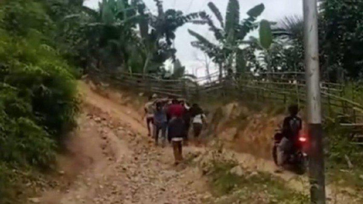 Ibu hamil asal Desa Pamoseang, Kecamatan Mambi, ditandu warga menuju Puskesmas.
