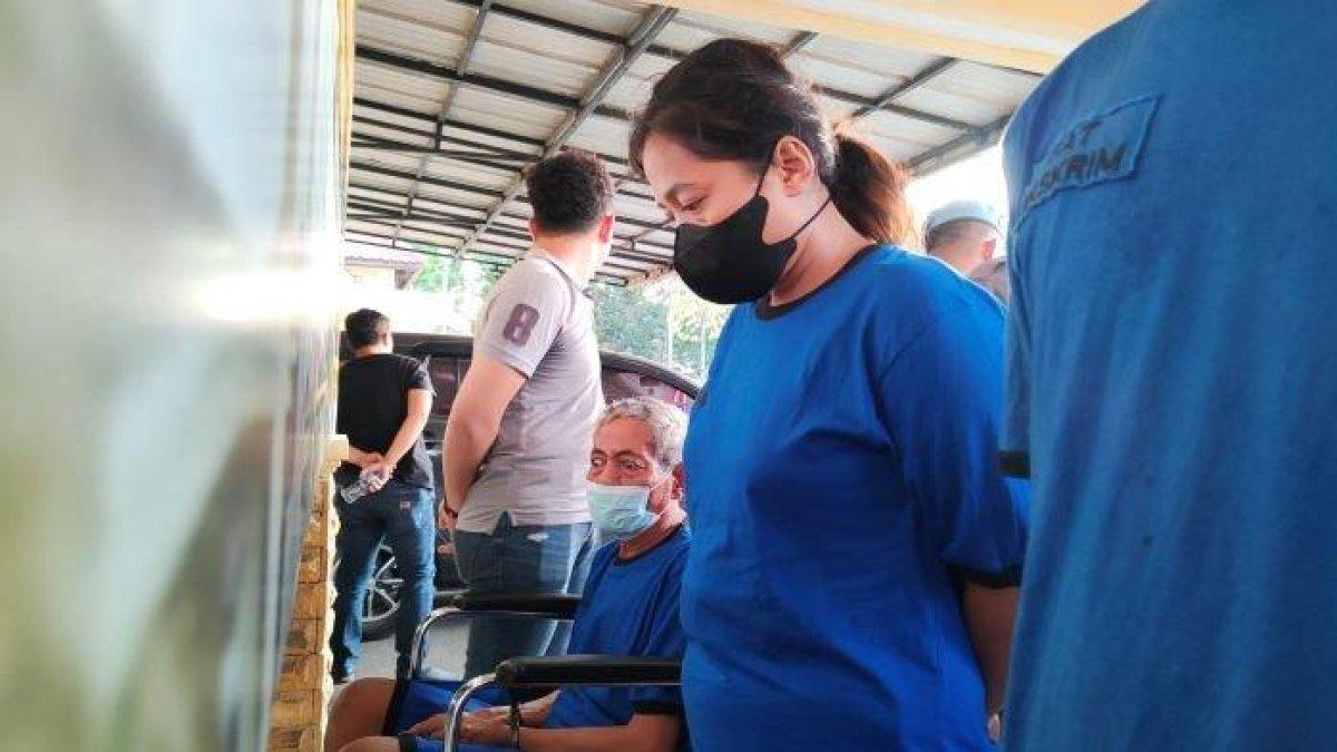 Ibu kandung tersangka pembunuh M Rouf saat digelandang polisi di Mapolres Indramayu, Jumat (6/10/2023).