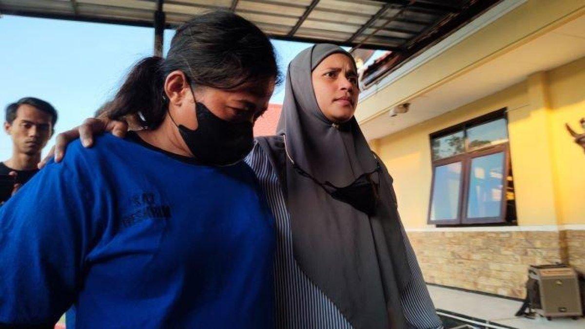 Ibu kandung tersangka pembunuhan terhadap M Rouf saat digelandang polisi di Mapolres Indramayu, Jumat (6/10/2023).