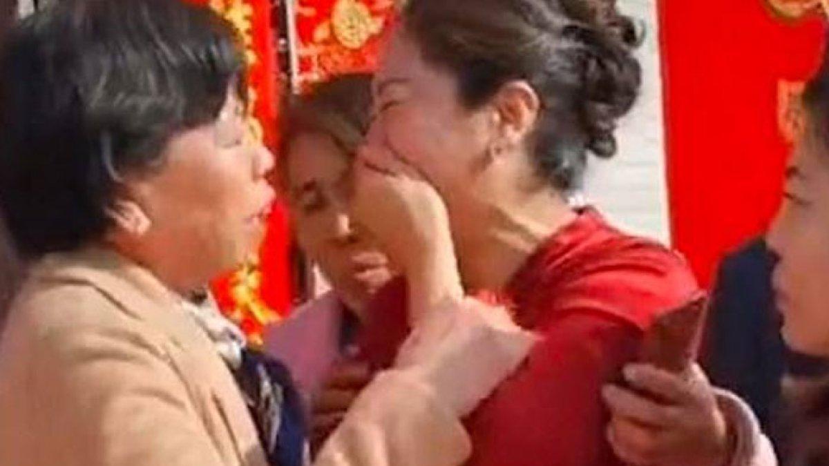 Ibu mertua nangis, ternyata pengantin wanita adalah putrinya yang lama hilang