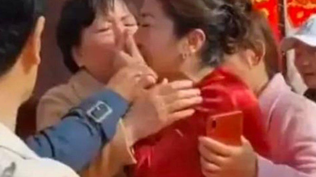 Ibu mertua nangis, ternyata pengantin wanita adalah putrinya yang lama hilang