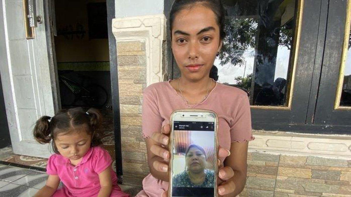 Idayah saat menunjukkan foto ibundanya, Yati