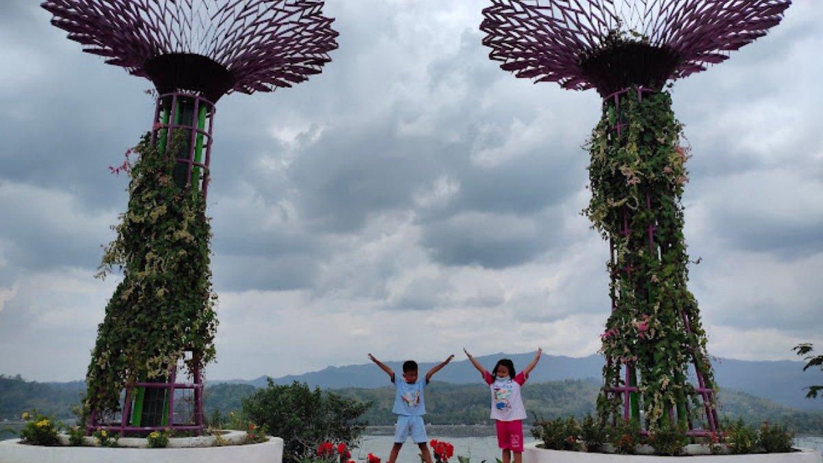 Ikon Bukit Sidoguro adalah pohon buatan mirip dengan Garden Bay The Bay di Singapura.