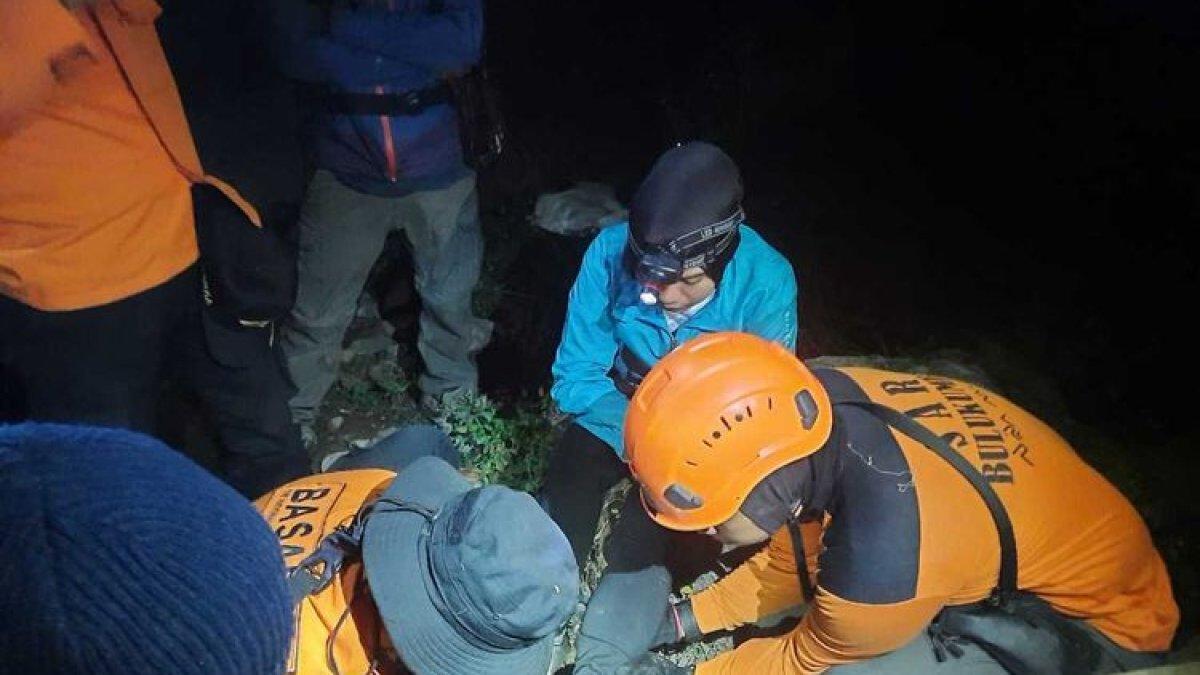 Ikut perayaan 17 Agustus di Gunung Lompobattang, seorang pendaki perempuan dievakuasi setelah terjatuh