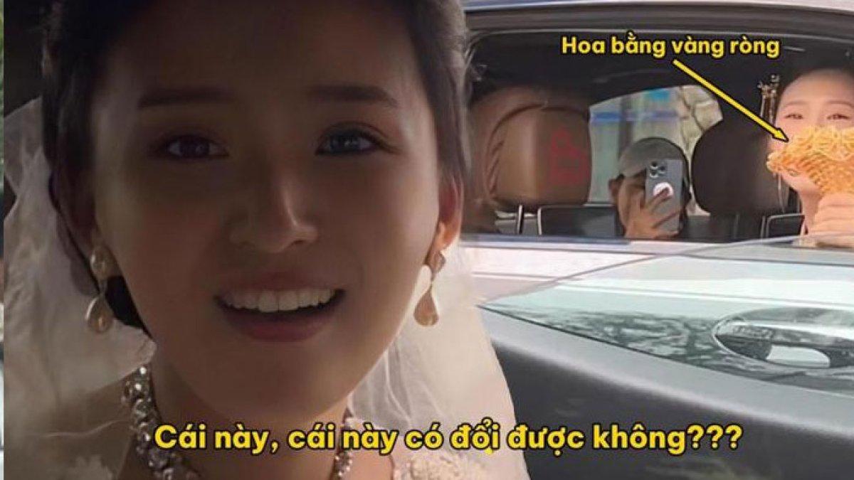 Ikut tradisi, pengantin wanita tersipu malu tukar buket bunga emas dengan mempelai lain