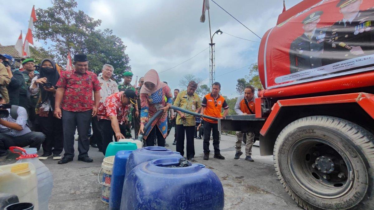 Ilustrasi Bupati Klaten Sri Mulyani lakukan Droping air bersih vv