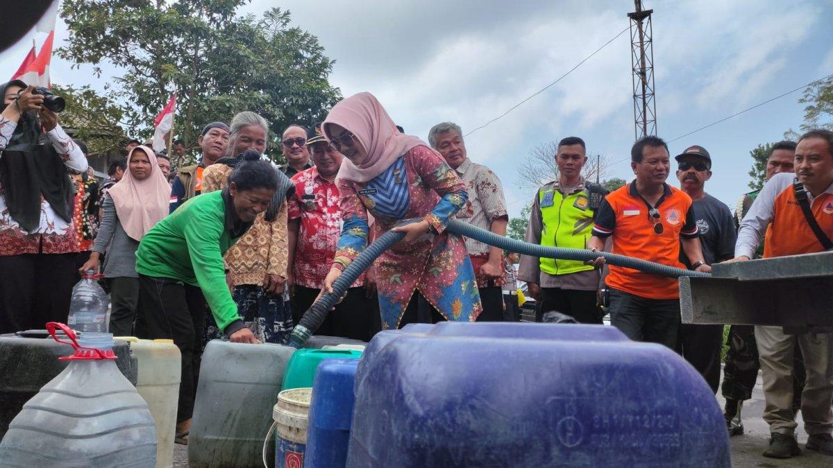 Ilustrasi Bupati Klaten Sri Mulyani lakukan Droping air bersih