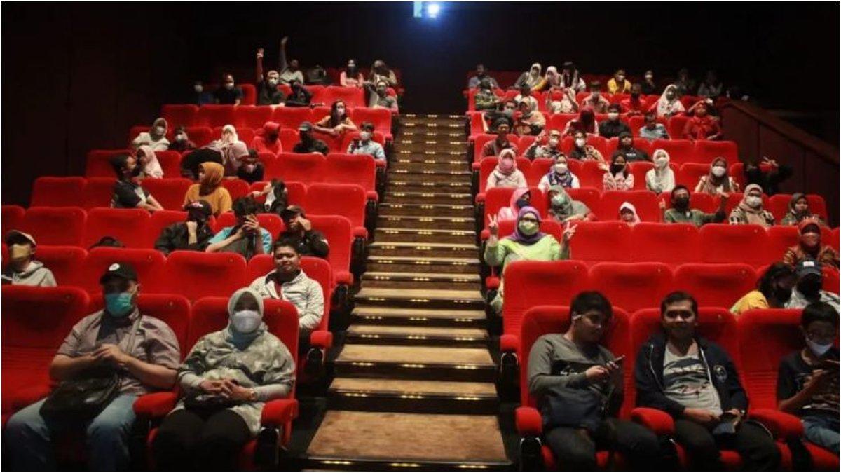 Ilustrasi bioskop, pengunjung tengah asyik menyaksikan film di bioskop.