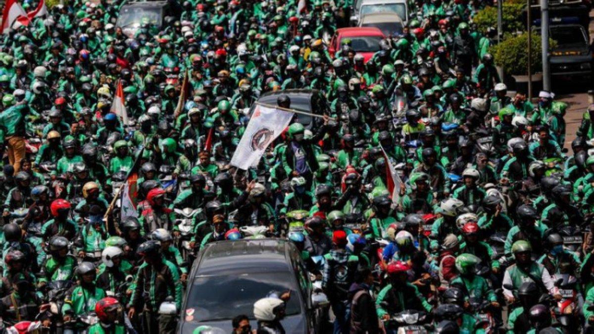 Ilustrasi demo driver ojek online atau ojol. Pengemudi ojek online melakukan aksi unjuk rasa di depan Istana Negara, Jakarta Pusat, Selasa (27/3/2018). Massa dari pengemudi ojek online menuntut pemerintah membantu untuk berdiskusi dengan perusahaan transportasi online agar merasionalkan tarif.