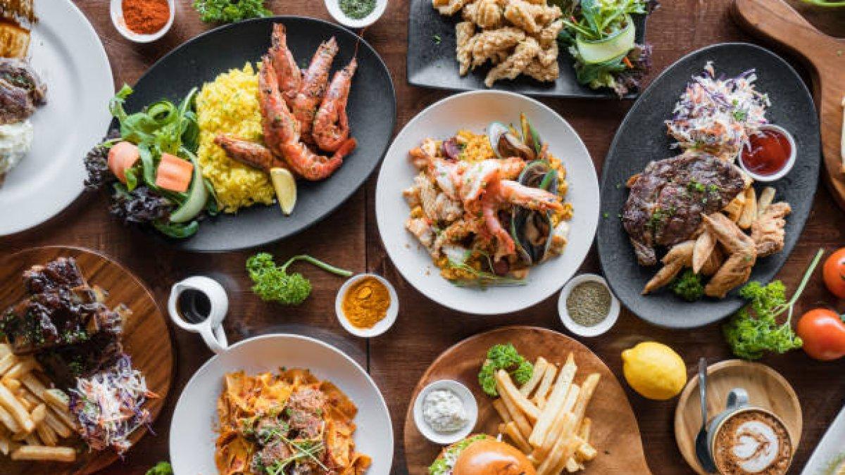 Ilustrasi makanan di atas meja