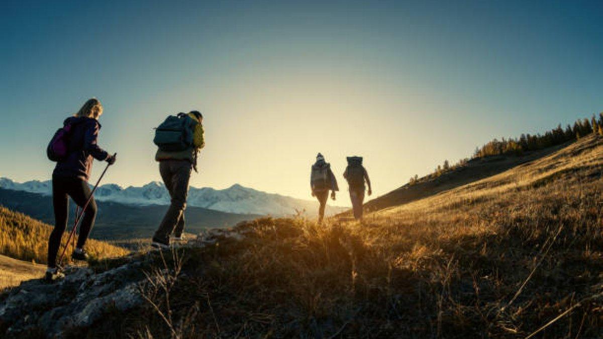 Ilustrasi mendaki gunung